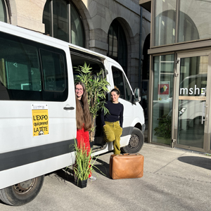 Alannis et Anaïs devant le MSHE avant de partir pour le Jura