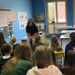 Alannis devant une classe