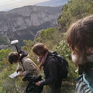 3 étudiants se servent du GPS sur le terrain