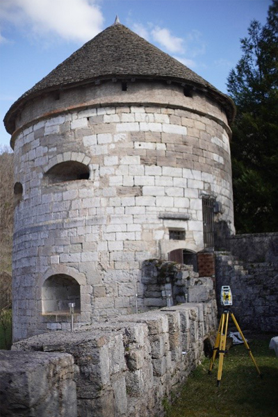 la tour d'Andelot et le tachéomètre