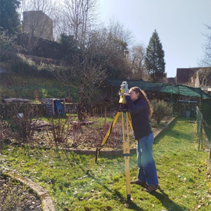 Hortense derrière le tachéomètre