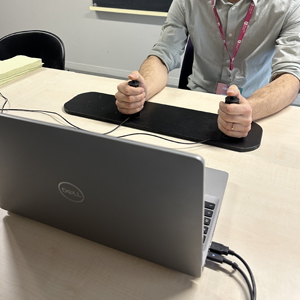 illustration de la description : deux mains sur les manettes placées devant un ordinateur