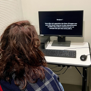 une participante dans un box d'expérimentation