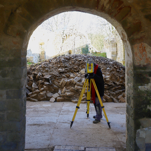 Tachéomètre à l'entrée de la nef