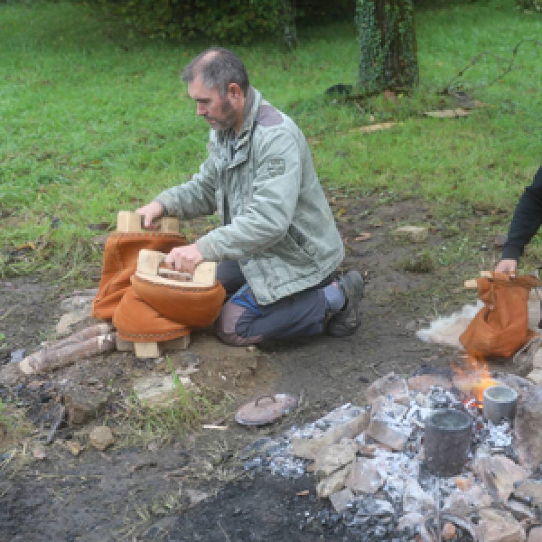 Archéologie expérimentale. Les étudiants expérimentent le travail de la forge